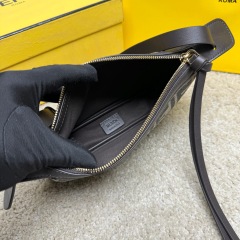 Fendi 单肩包 尺寸：22*4.5*13cm