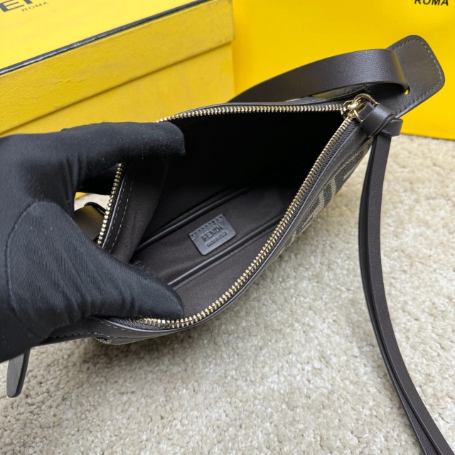 Fendi 单肩包 尺寸：22*4.5*13cm