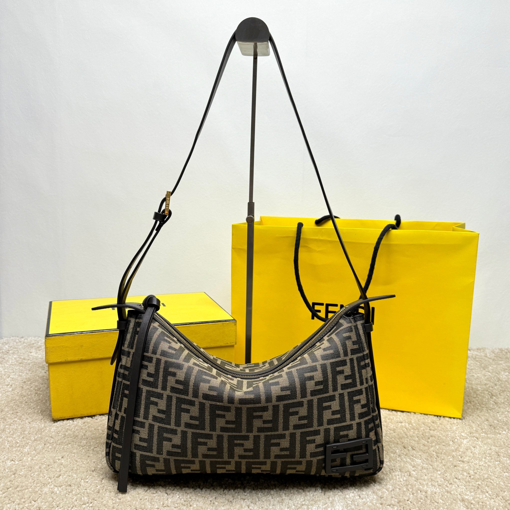 Fendi Einzelne Umhängetasche Größe: 34,5 * 4,5 * 20 cm