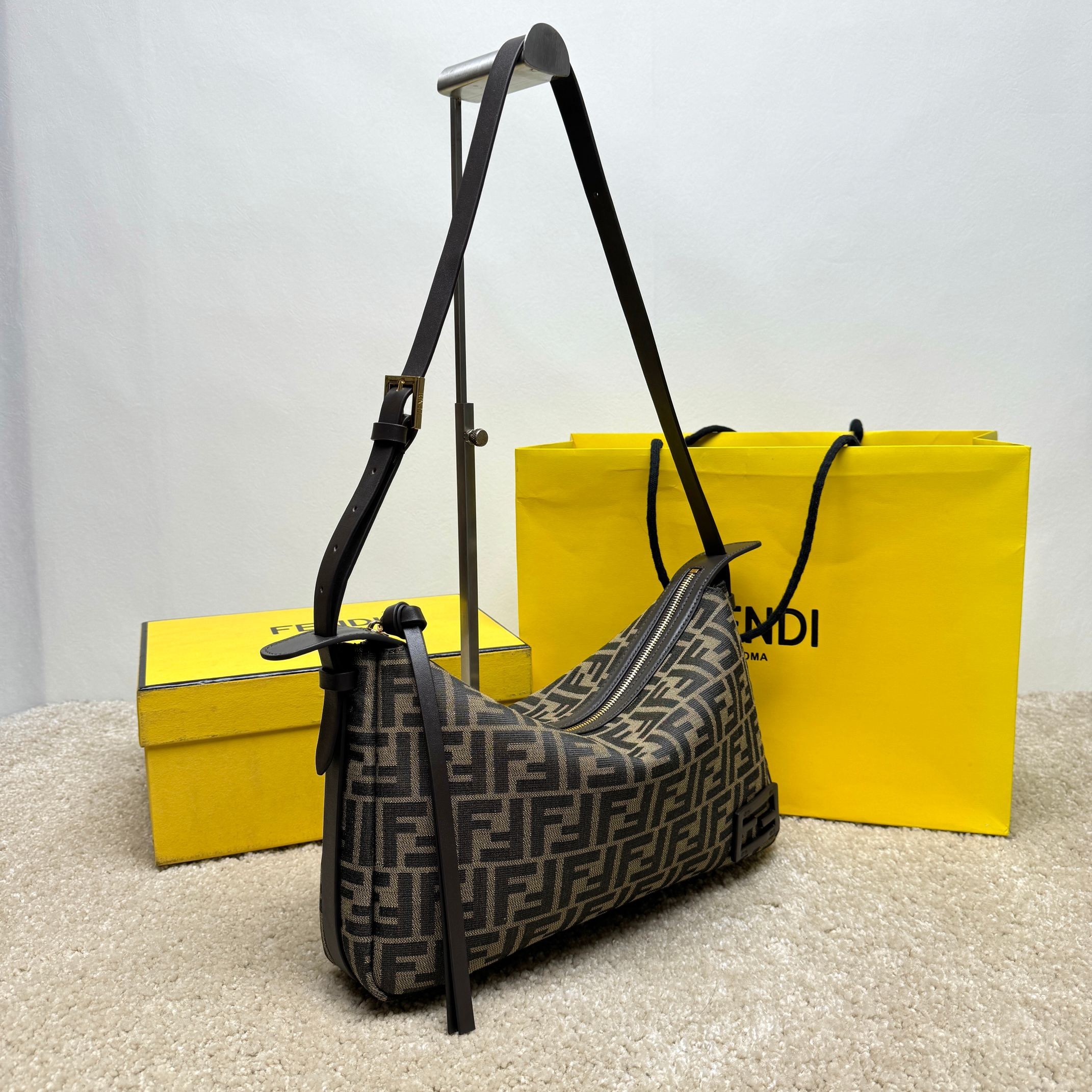 Fendi Einzelne Umhängetasche Größe: 34,5 * 4,5 * 20 cm
