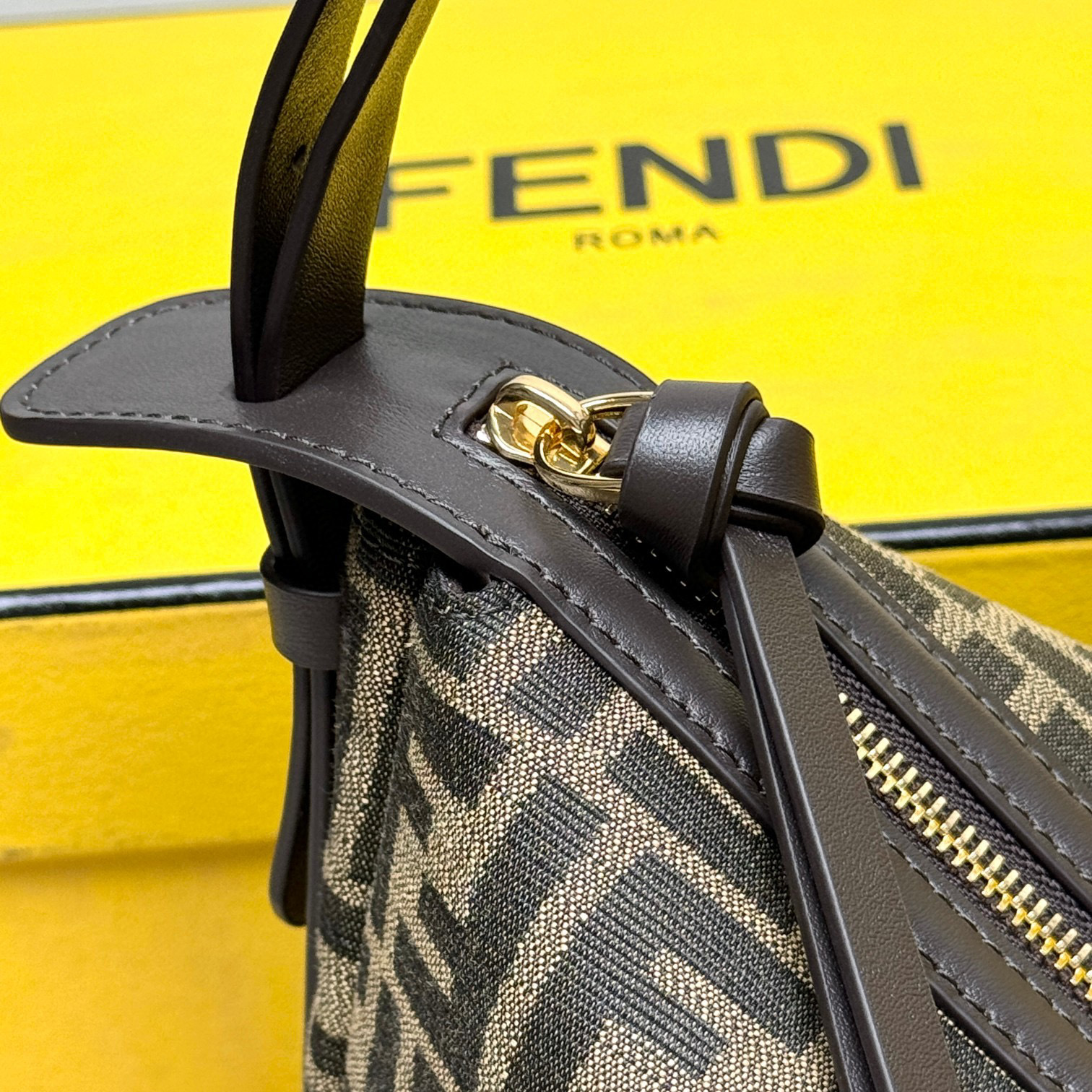 Fendi Einzelne Umhängetasche Größe: 34,5 * 4,5 * 20 cm