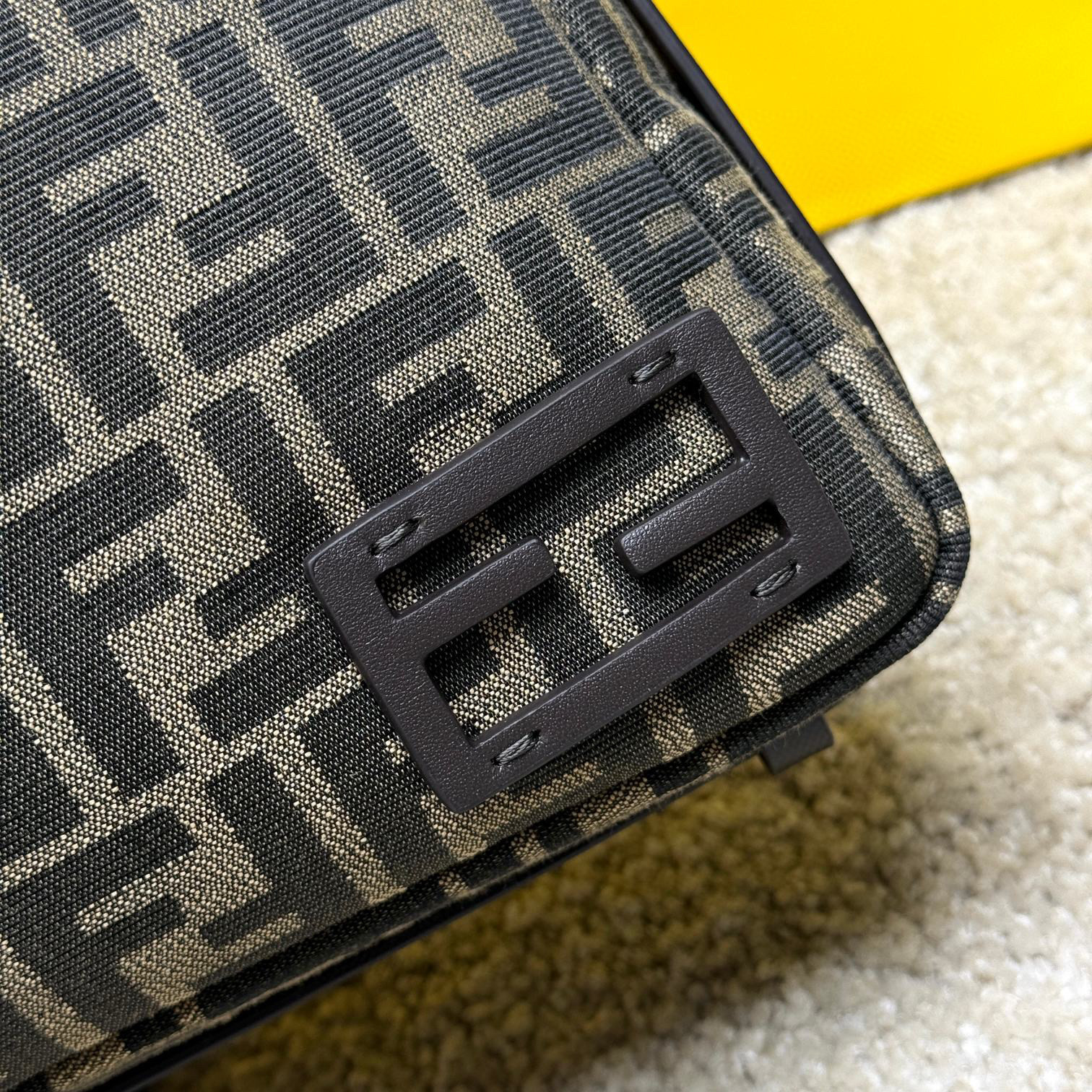 Fendi Einzelne Umhängetasche Größe: 34,5 * 4,5 * 20 cm