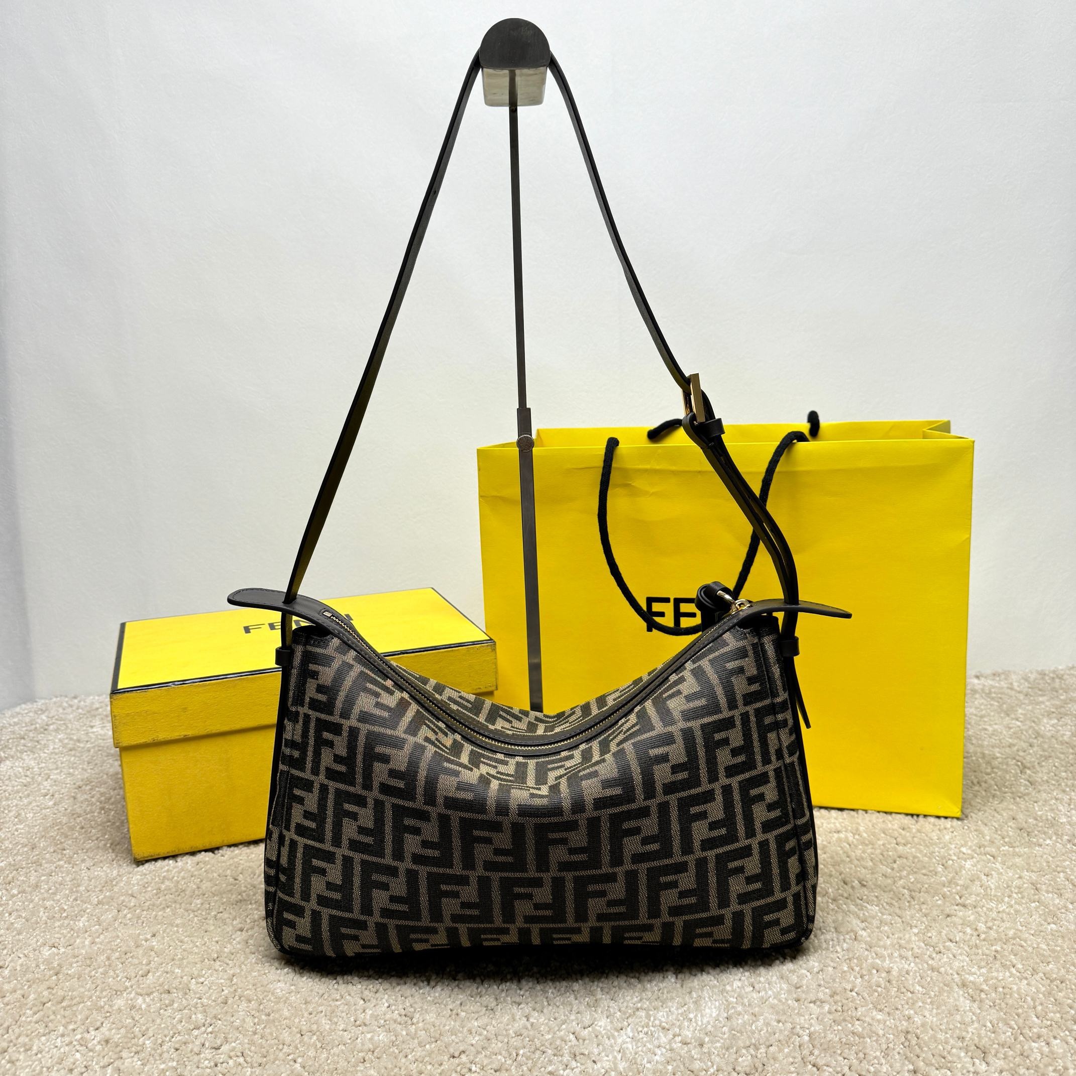 Fendi Einzelne Umhängetasche Größe: 34,5 * 4,5 * 20 cm