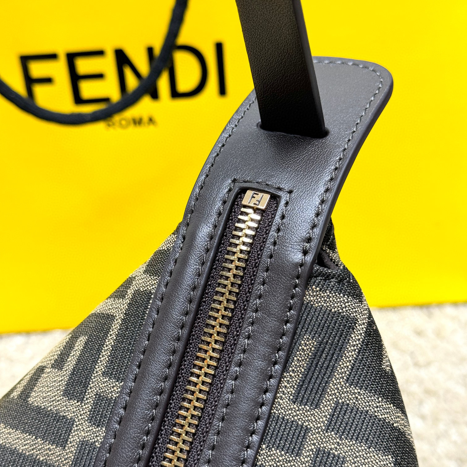 Fendi Einzelne Umhängetasche Größe: 34,5 * 4,5 * 20 cm