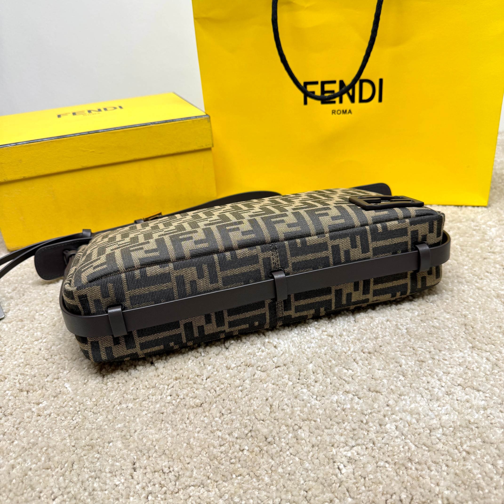 Fendi Einzelne Umhängetasche Größe: 34,5 * 4,5 * 20 cm