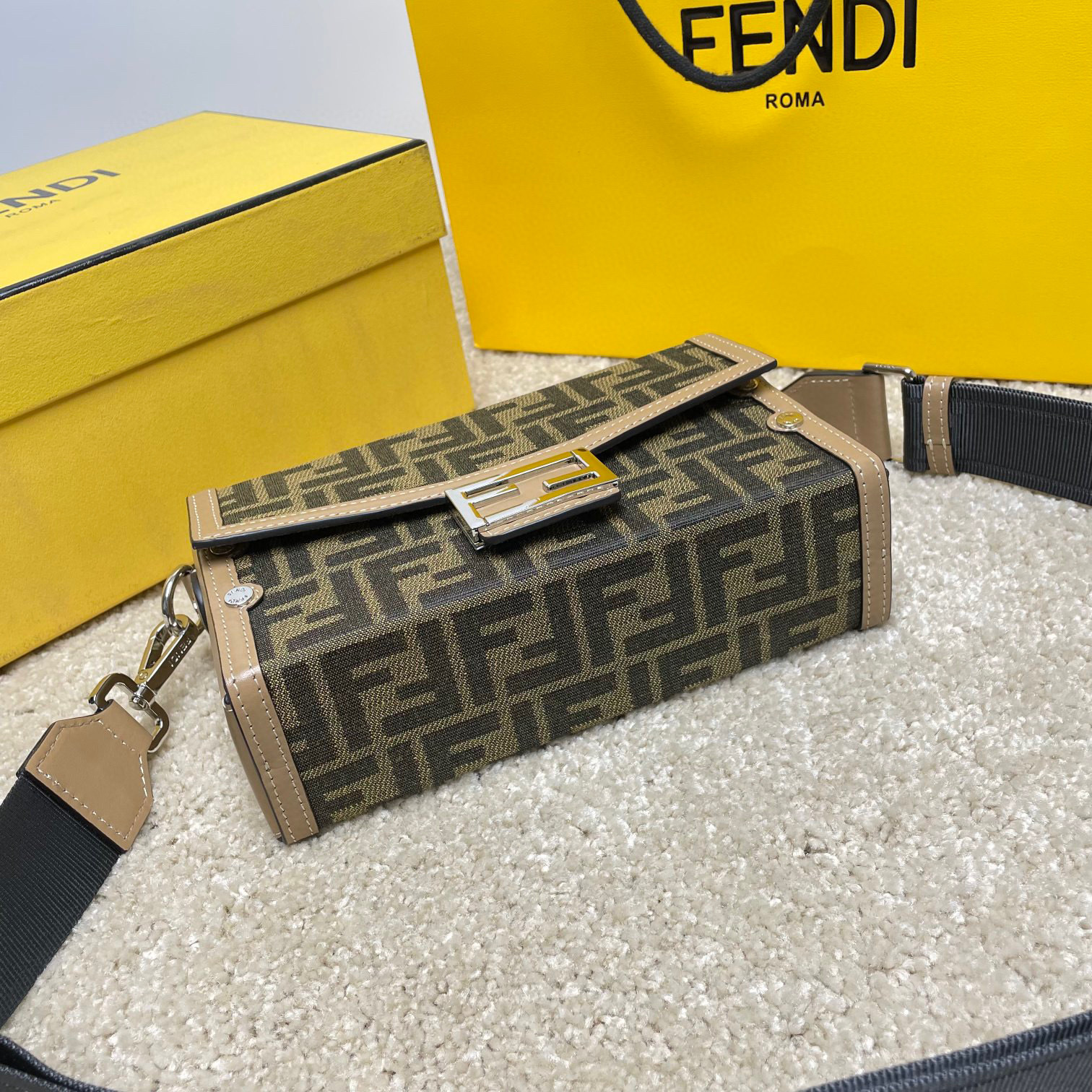 Borsa Fendi Hezibao Dimensioni: 22*13*6,5 cm