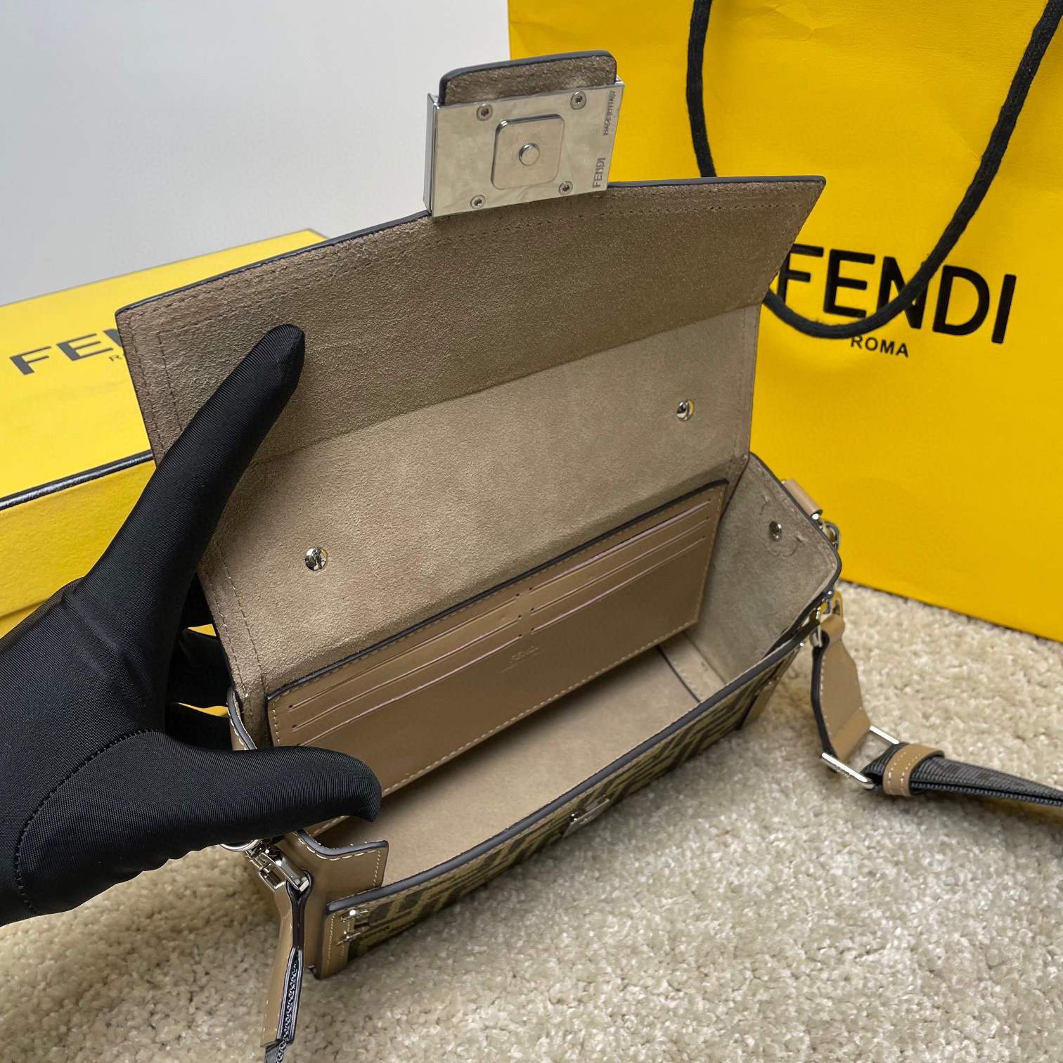 Borsa Fendi Hezibao Dimensioni: 22*13*6,5 cm