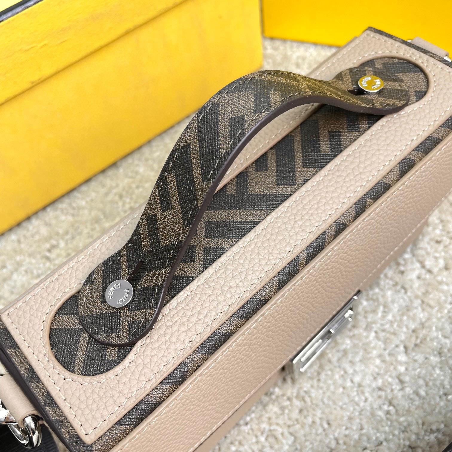 Fendi Hezibao Tasche Größe: 22 x 13 x 6,5 cm