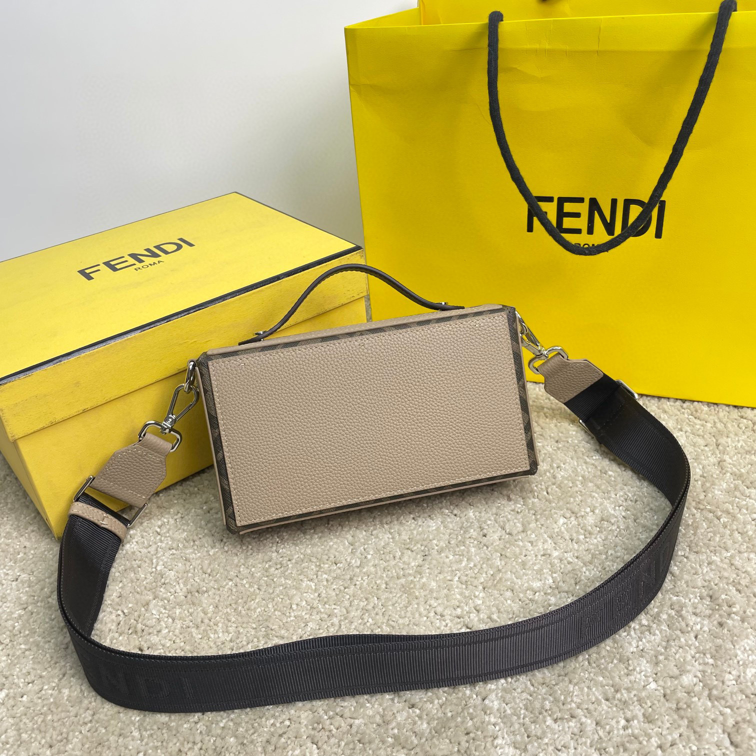 Fendi Hezibao Tasche Größe: 22 x 13 x 6,5 cm