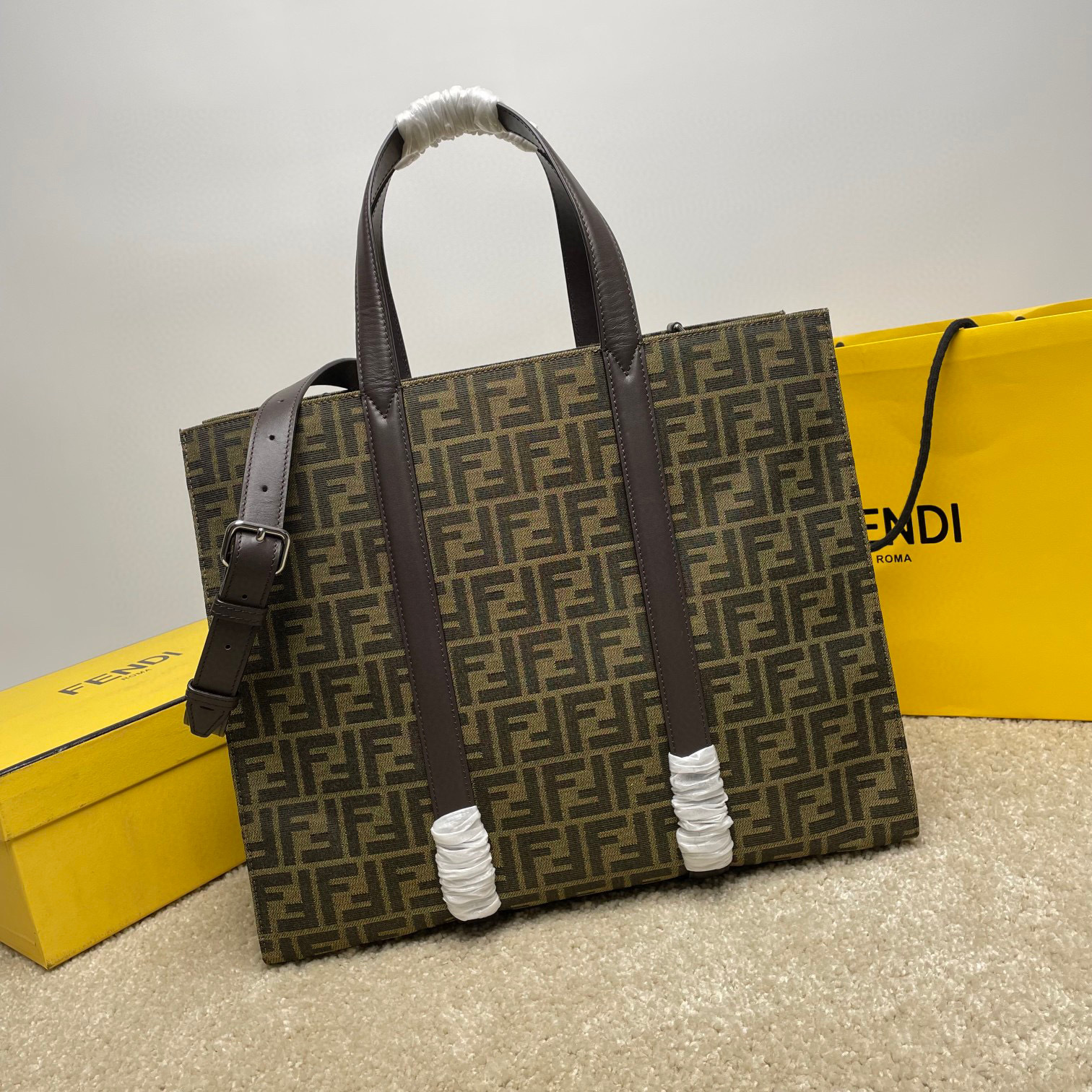 Borsa a mano Fendi Dimensioni: 40*20*35cm