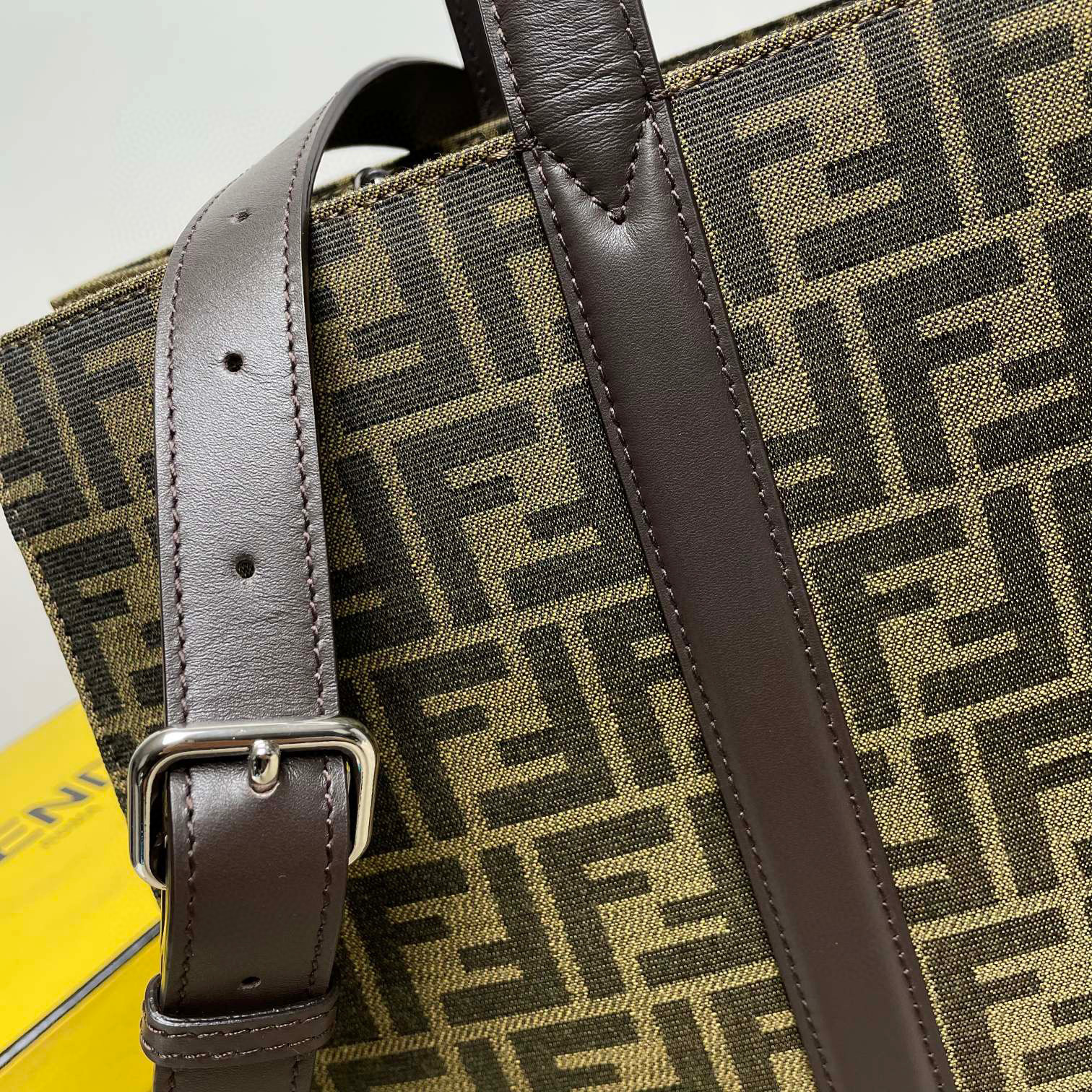 Borsa a mano Fendi Dimensioni: 40*20*35cm
