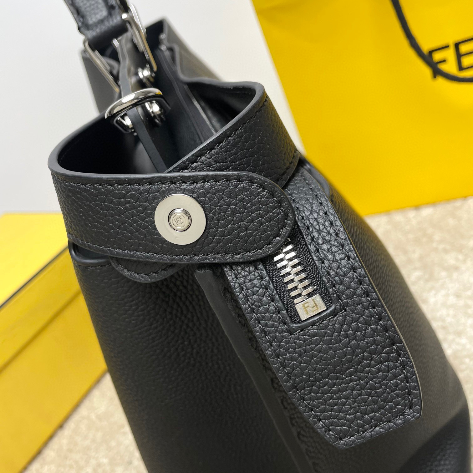 Borsa a mano Fendi Dimensioni: 38*34*12cm