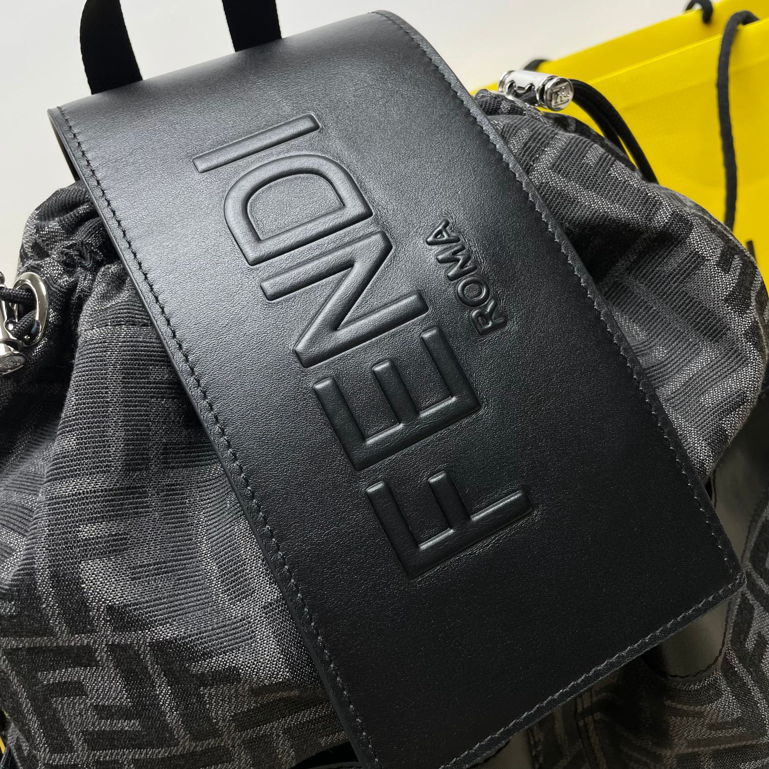Borsa zaino Fendi Dimensioni: 31*16*36cm