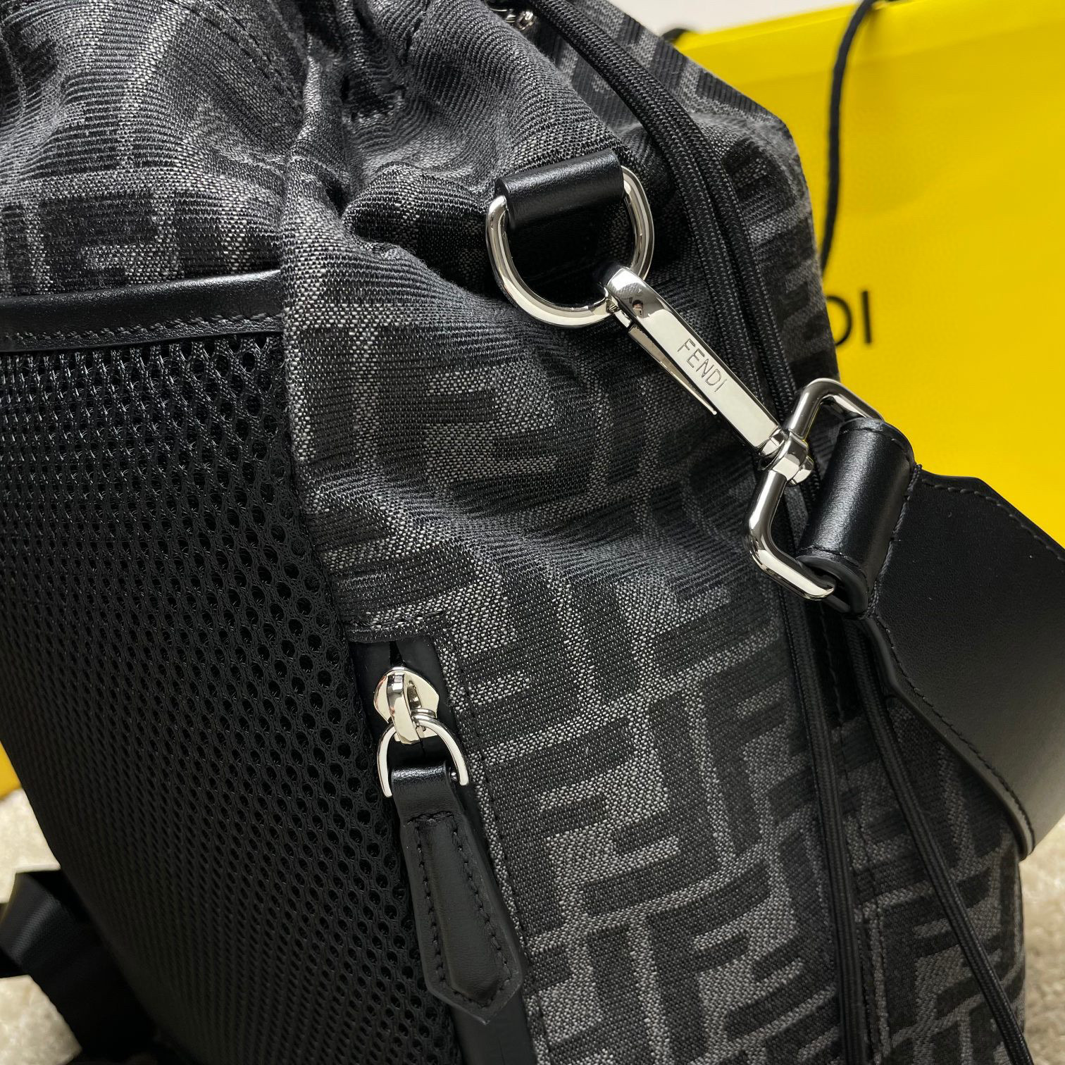 Borsa zaino Fendi Dimensioni: 31*16*36cm