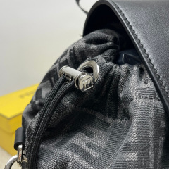 Borsa zaino Fendi Dimensioni: 31*16*36cm