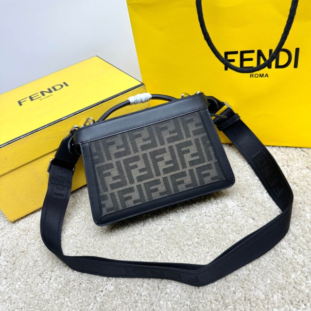 Borsa a mano Fendi Dimensioni: 23*6*14,5 cm
