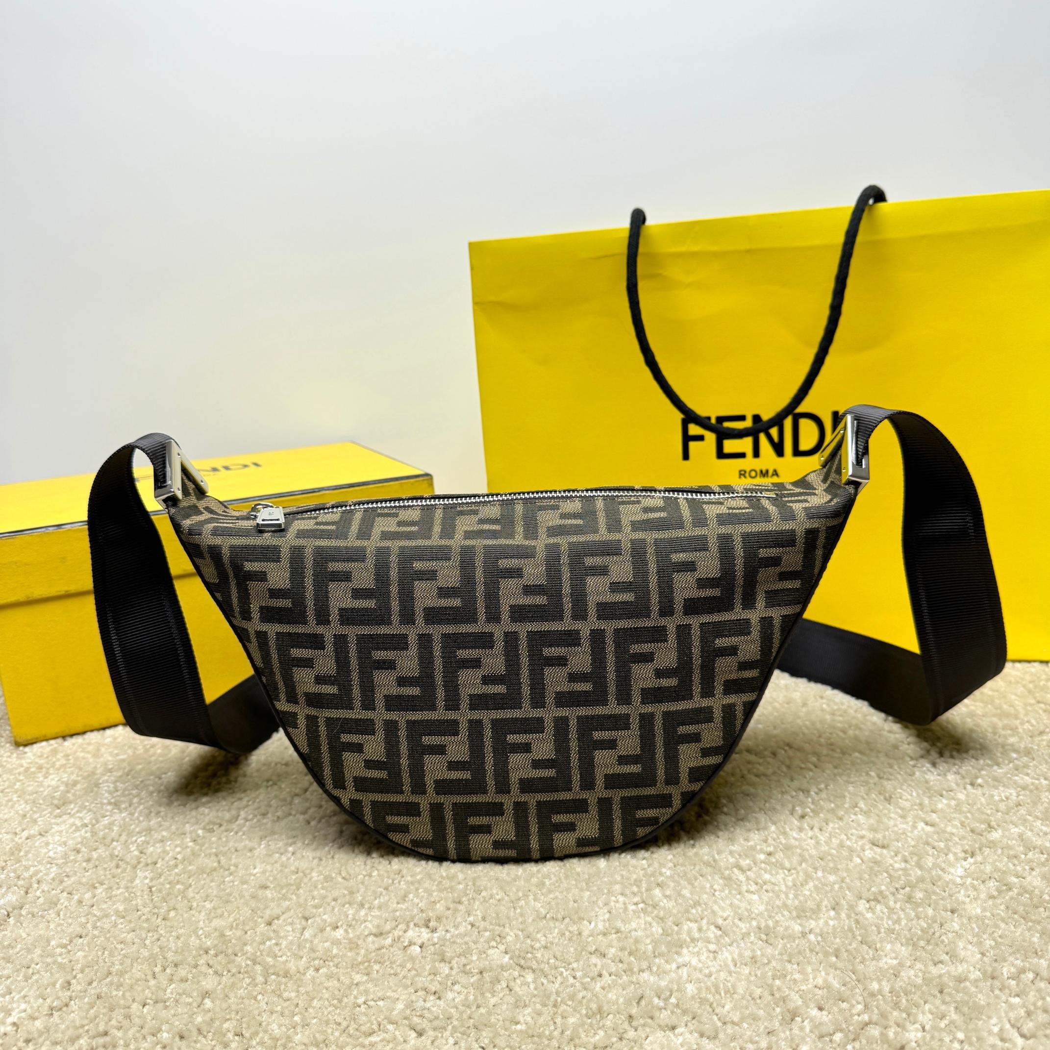 Fendi messenger/courier bag Size：33*18*10cm