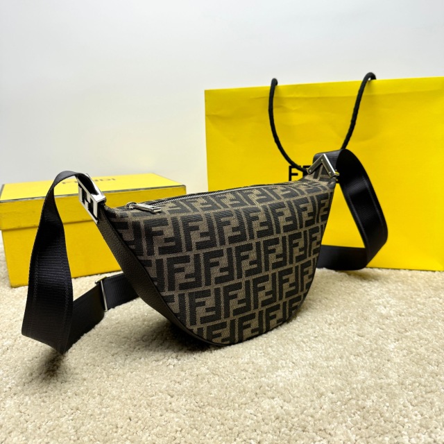 Fendi messenger/courier bag Size：33*18*10cm