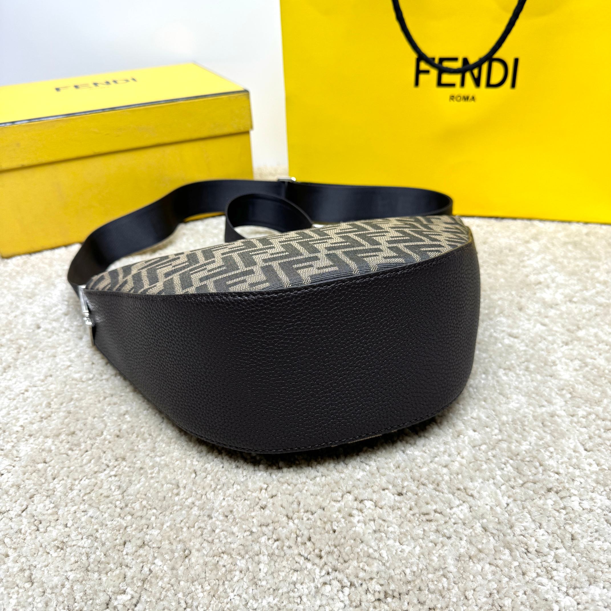 Fendi messenger/courier bag Size：33*18*10cm