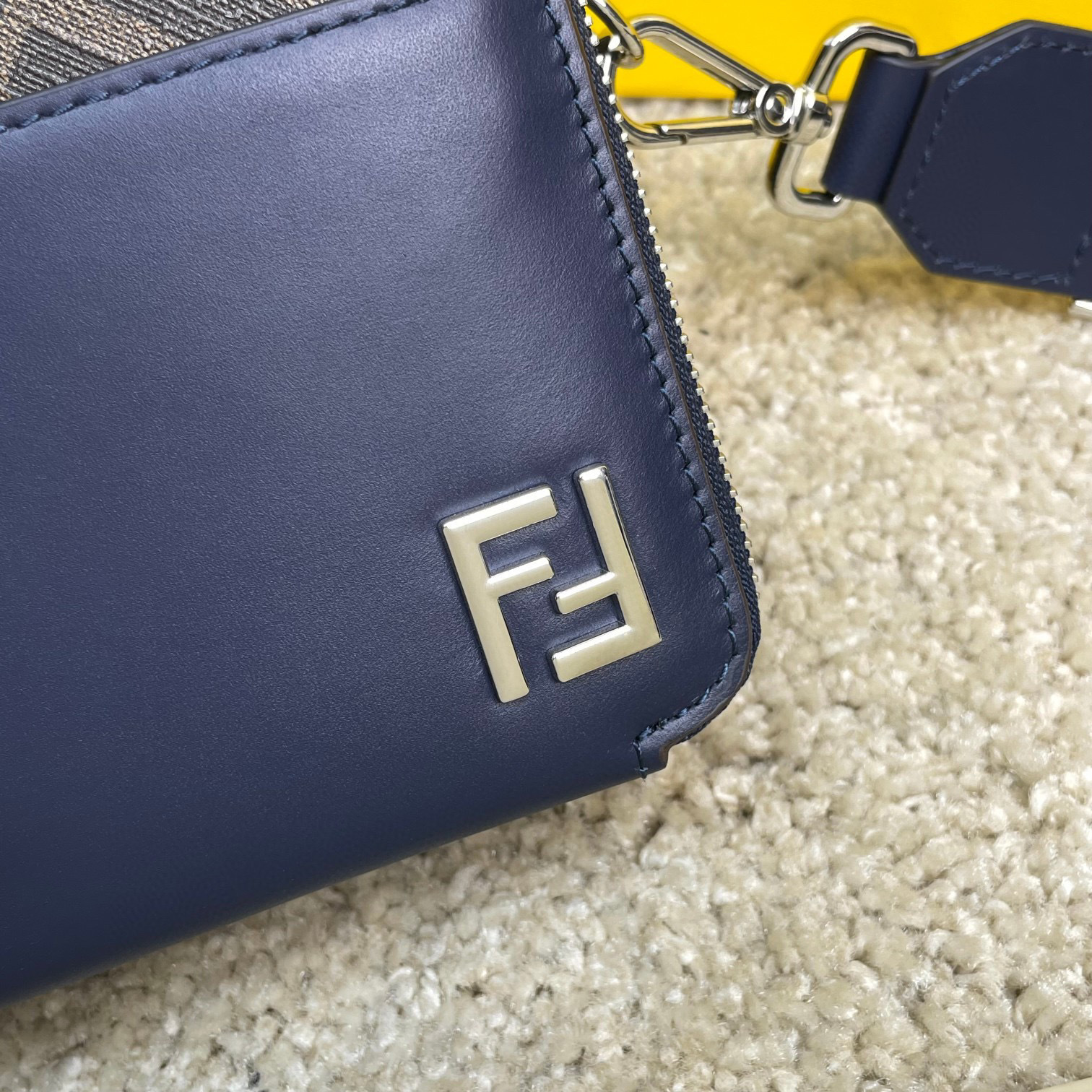 Fendi Einzelne Umhängetasche Größe: 18 * 14 * 7 cm