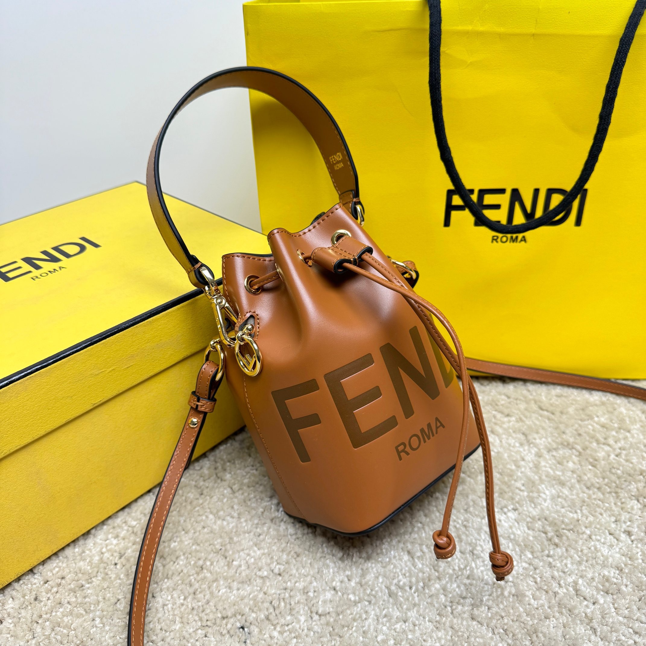 Beg baldi Fendi Saiz：11.5*10*18sm