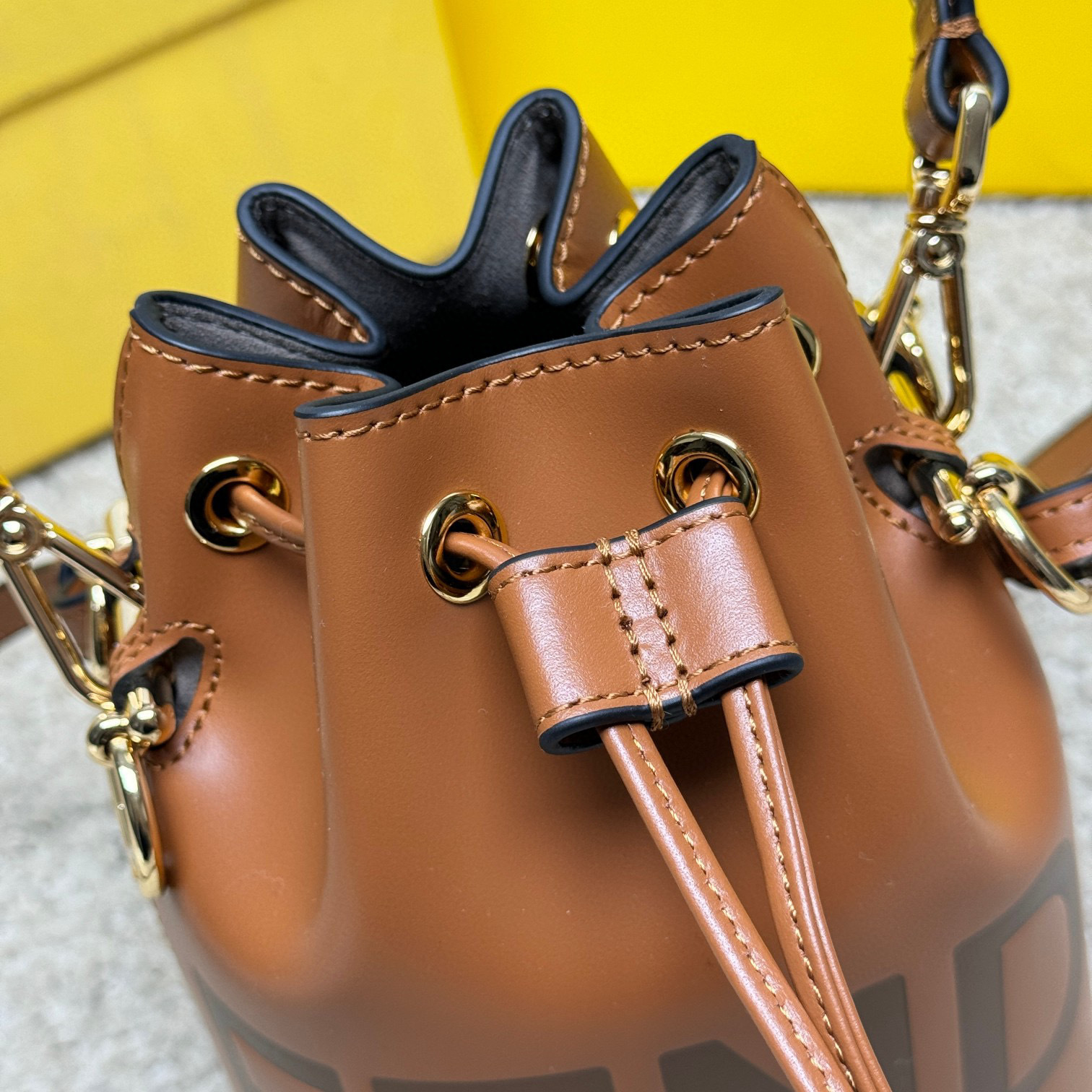 Beg baldi Fendi Saiz：11.5*10*18sm
