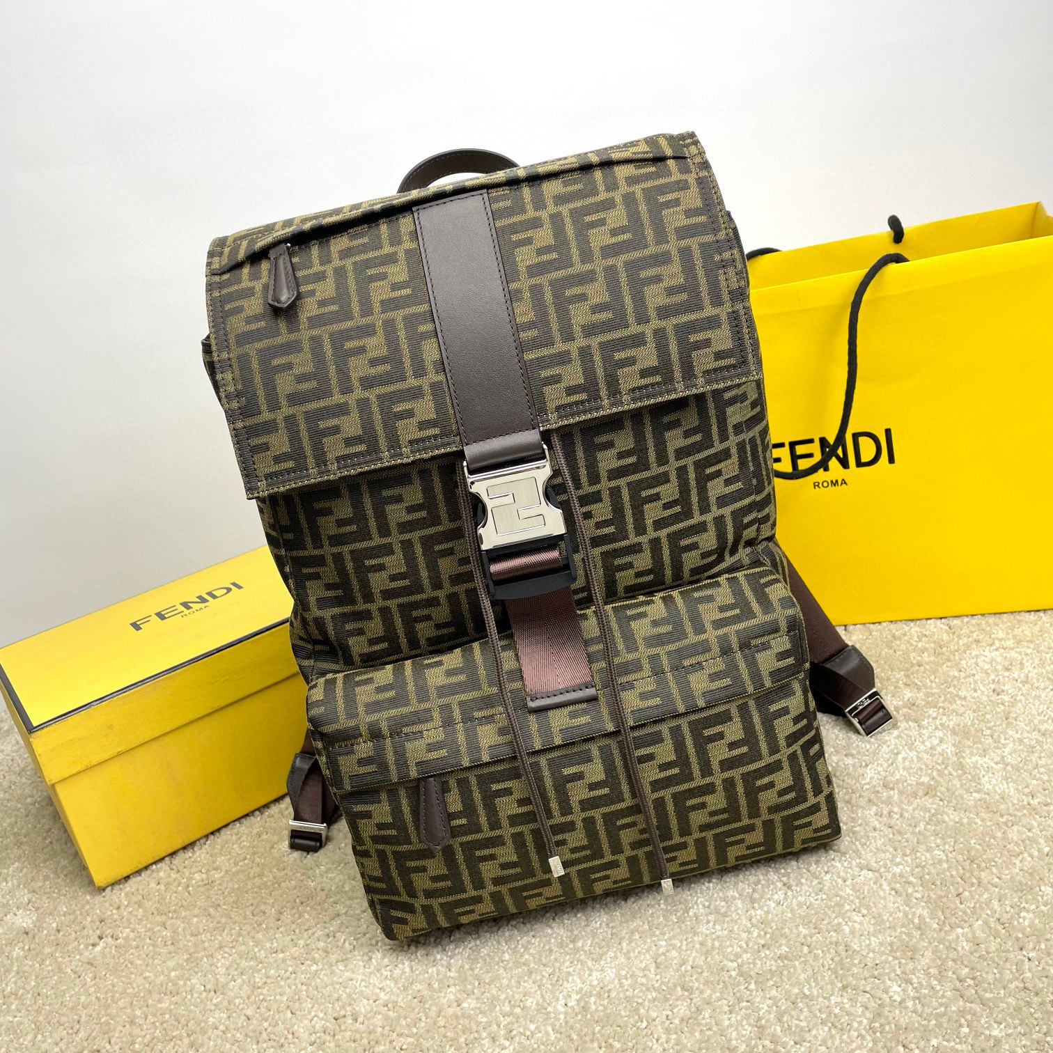 Borsa zaino Fendi Dimensioni: 41*31*19cm