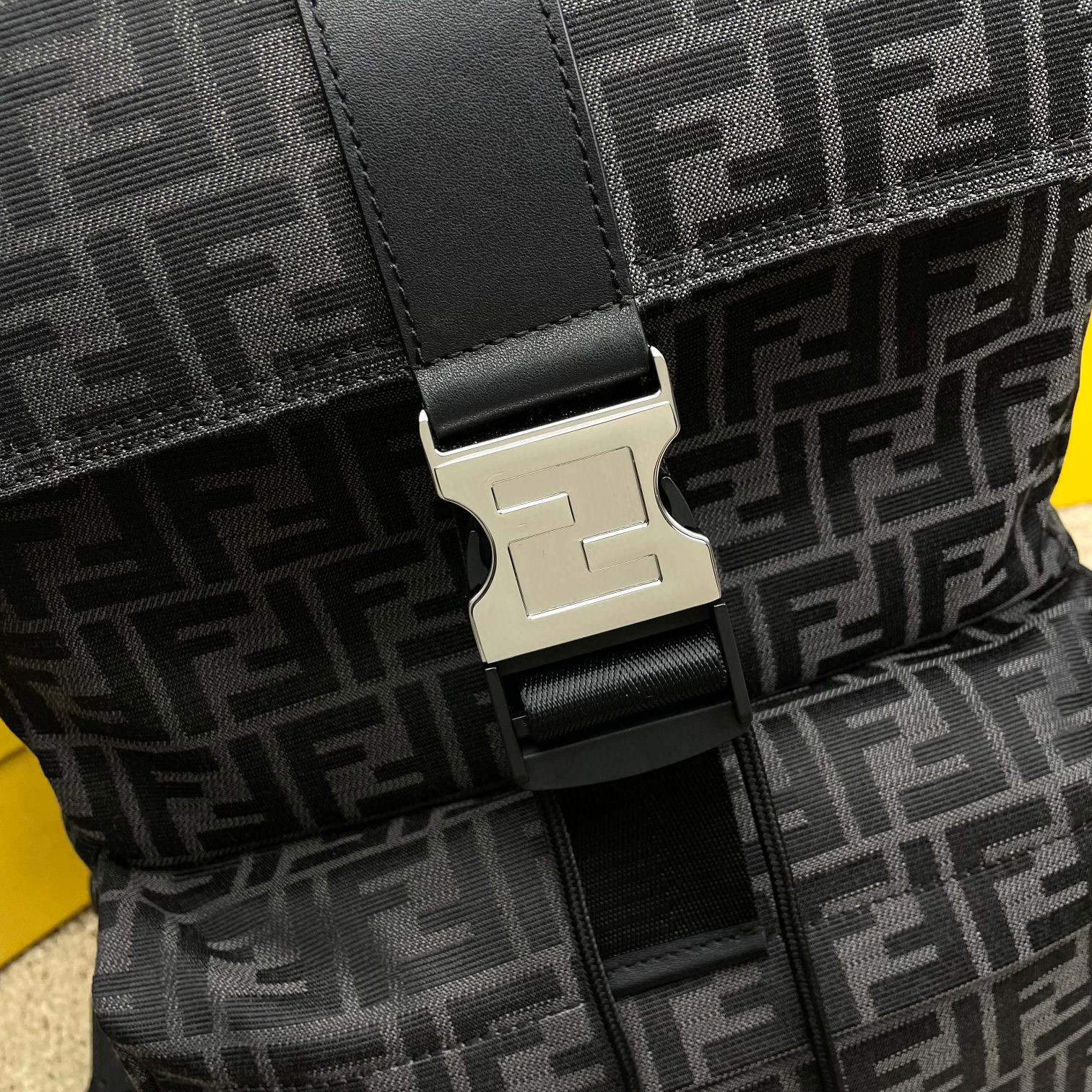 Borsa zaino Fendi Dimensioni: 41*31*19cm