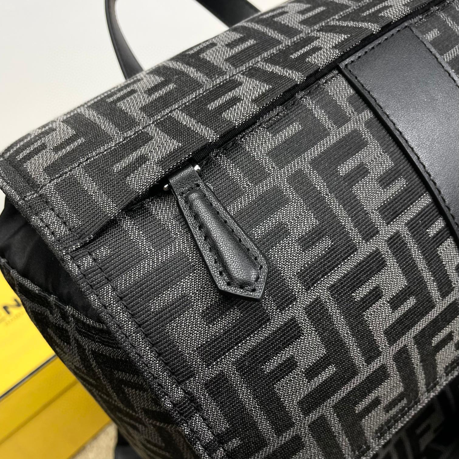 Borsa zaino Fendi Dimensioni: 41*31*19cm