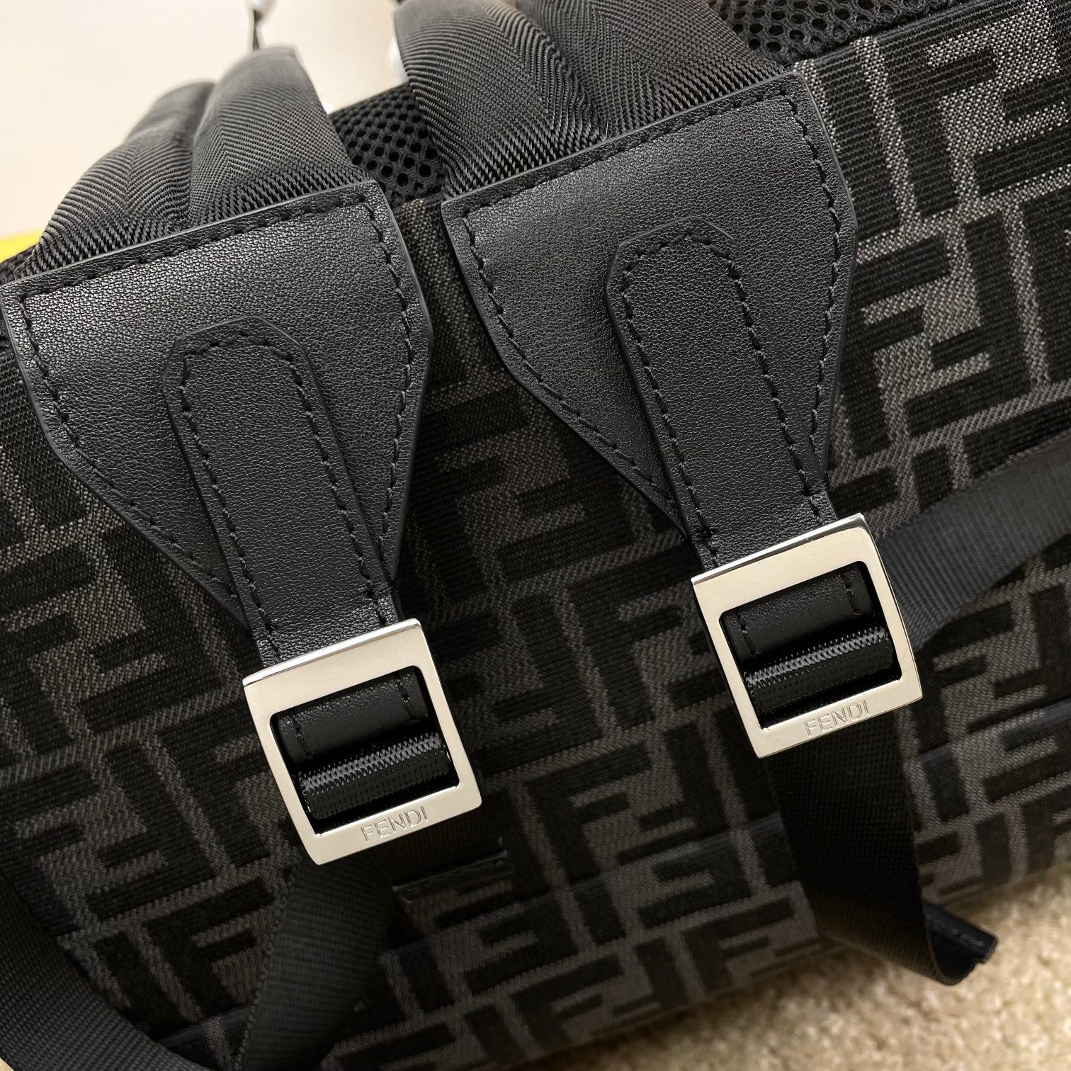 Borsa zaino Fendi Dimensioni: 41*31*19cm