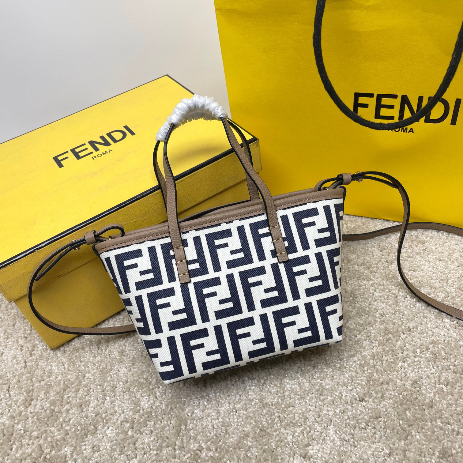 Borsa della spesa Fendi Dimensioni: 23*19.5*15cm