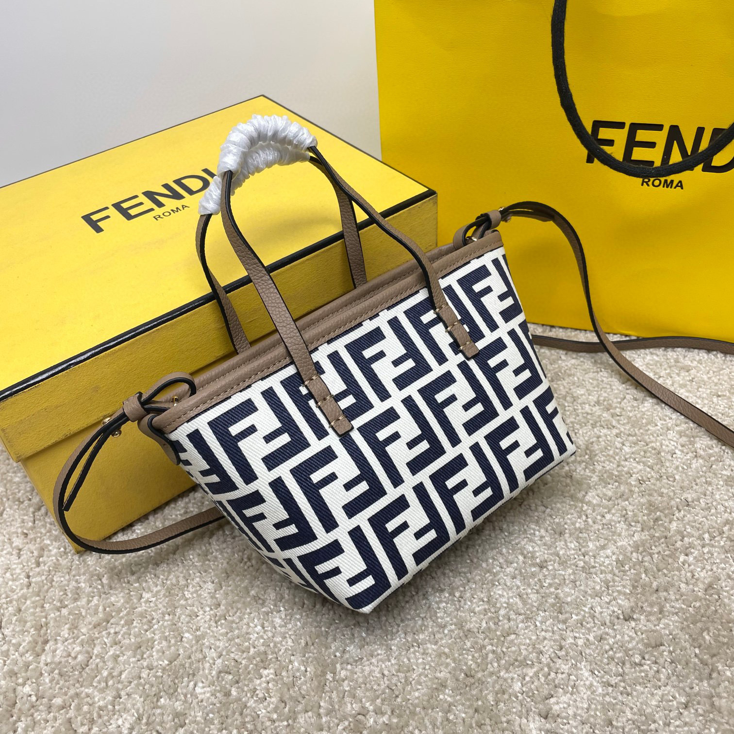 Borsa della spesa Fendi Dimensioni: 23*19.5*15cm