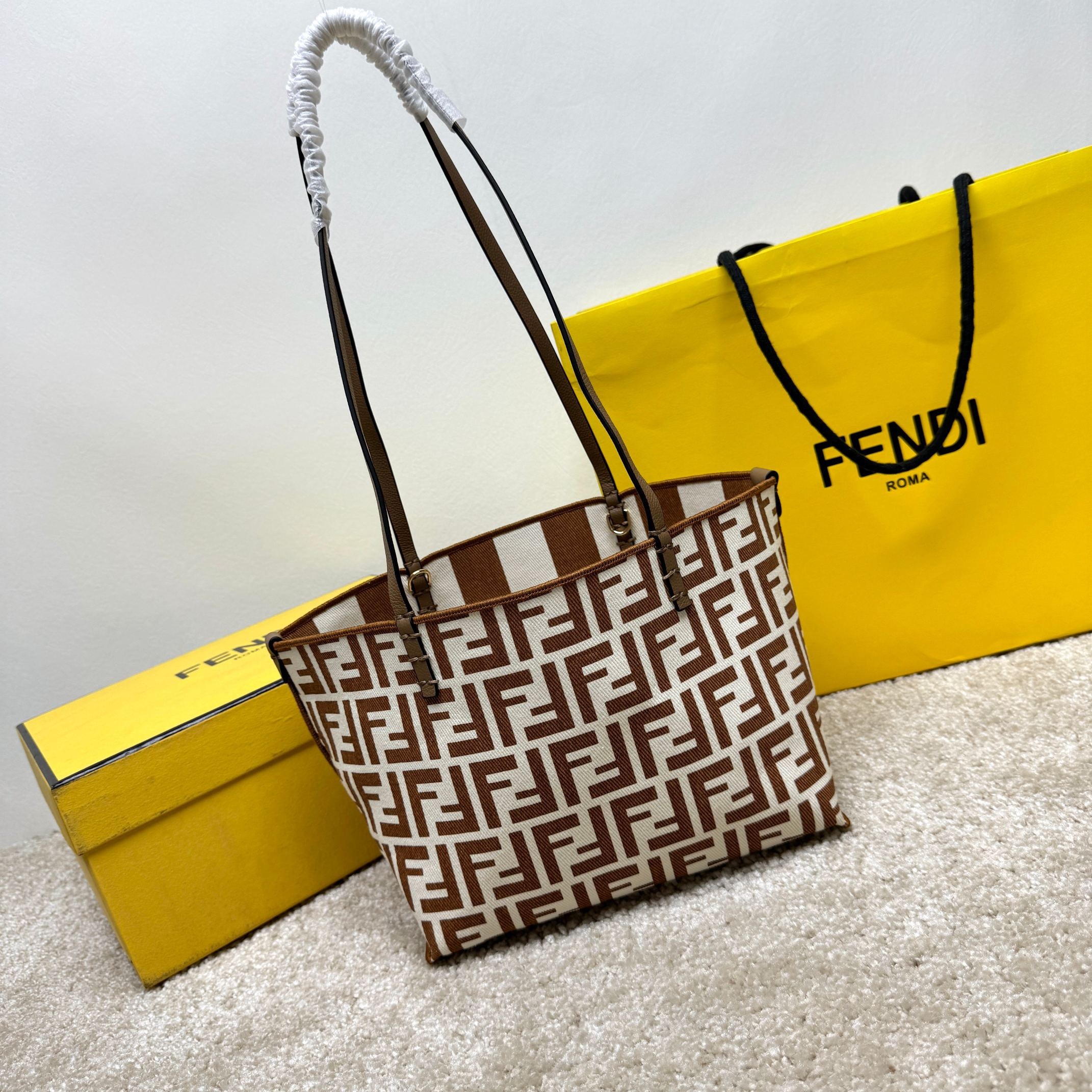 Fendi Einkaufstasche Größe: 35 x 19,5 x 32 cm