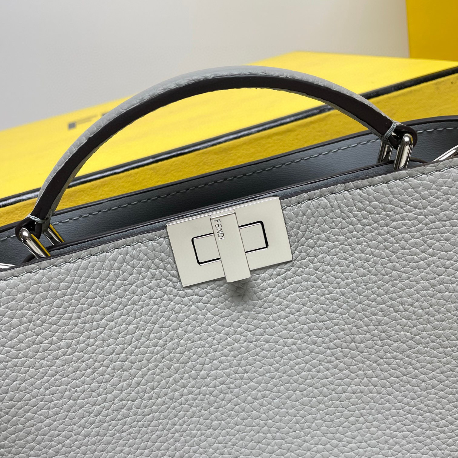 Borsa a mano Fendi Dimensioni: 23*14*6cm