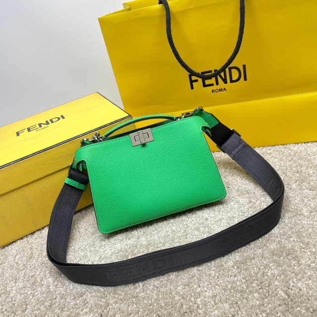 Saiz beg tangan Fendi：23*14*6sm