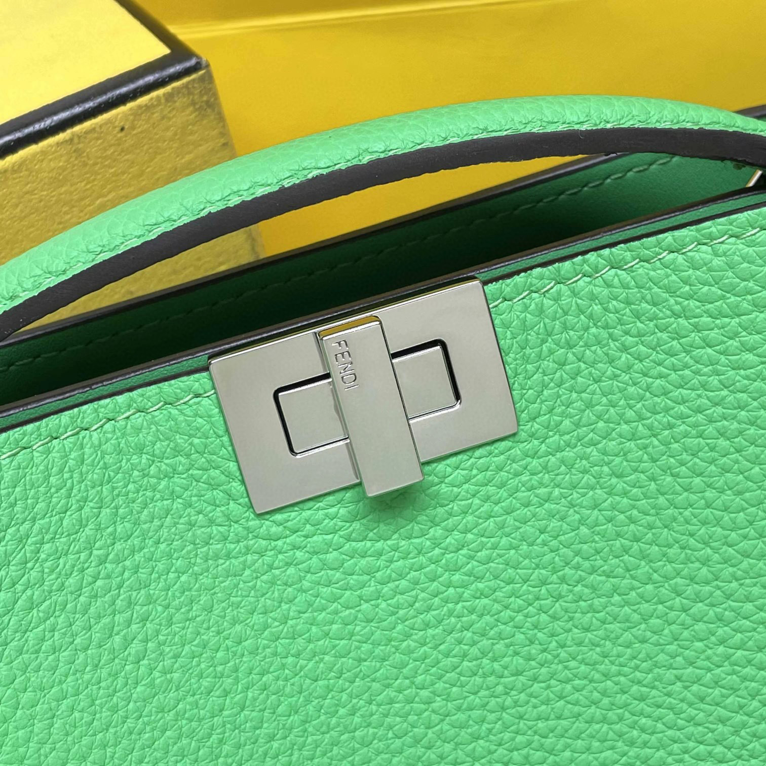 Saiz beg tangan Fendi：23*14*6sm