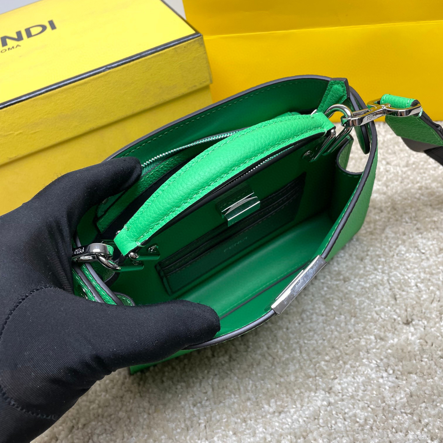 Saiz beg tangan Fendi：23*14*6sm