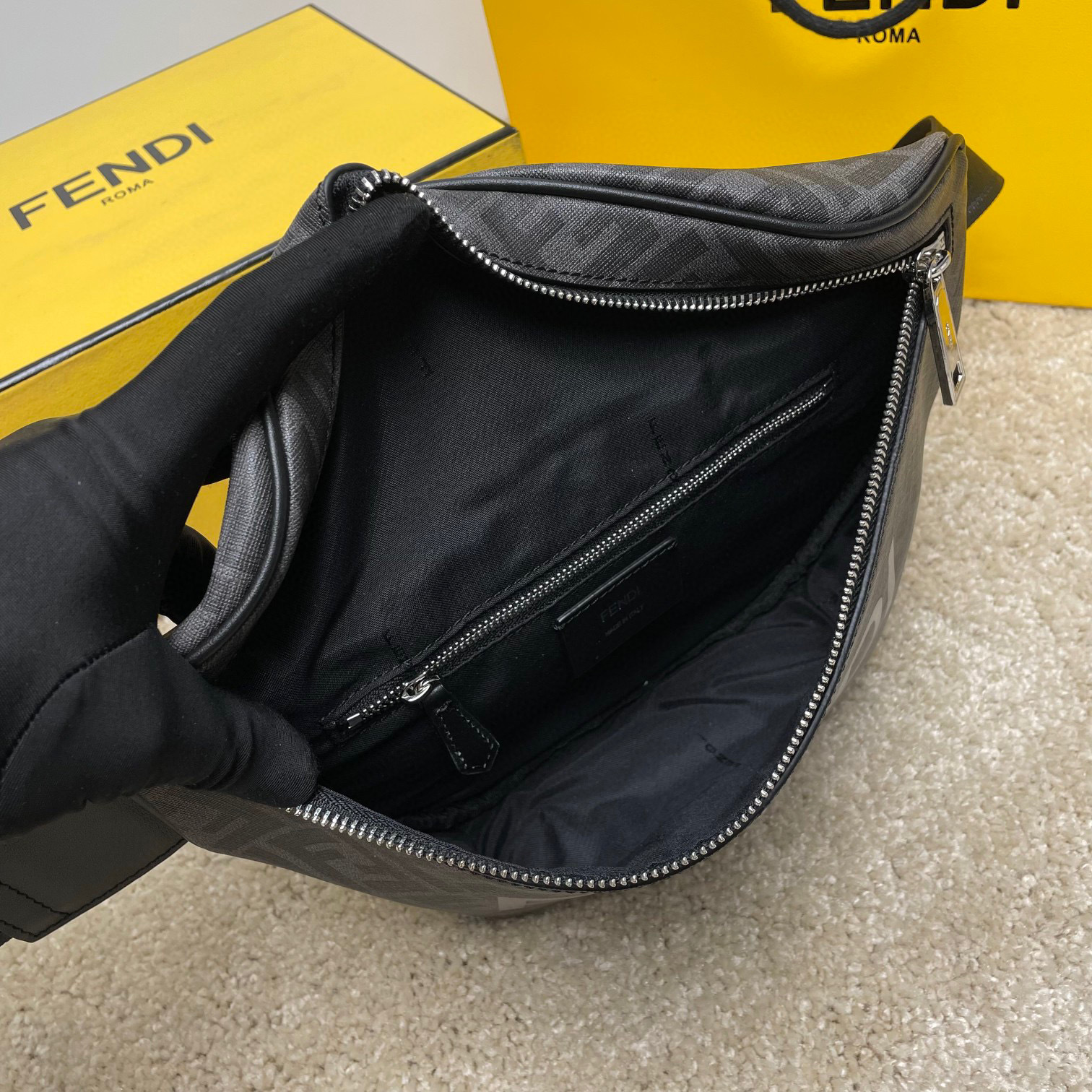 Borsa a tracolla Fendi Dimensioni: 35*20*8cm