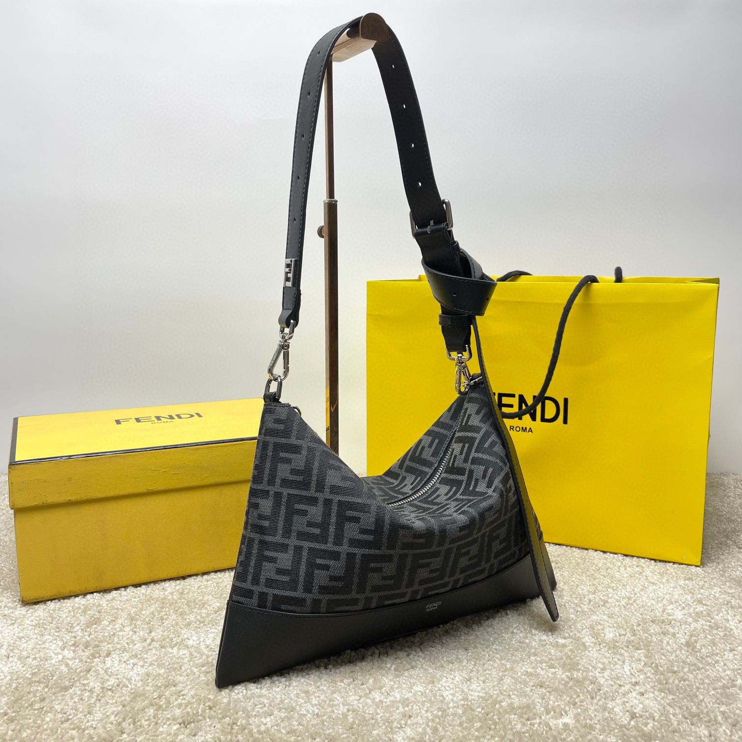 Fendi Einzelne Umhängetasche Größe: 34 * 22 * 5 cm