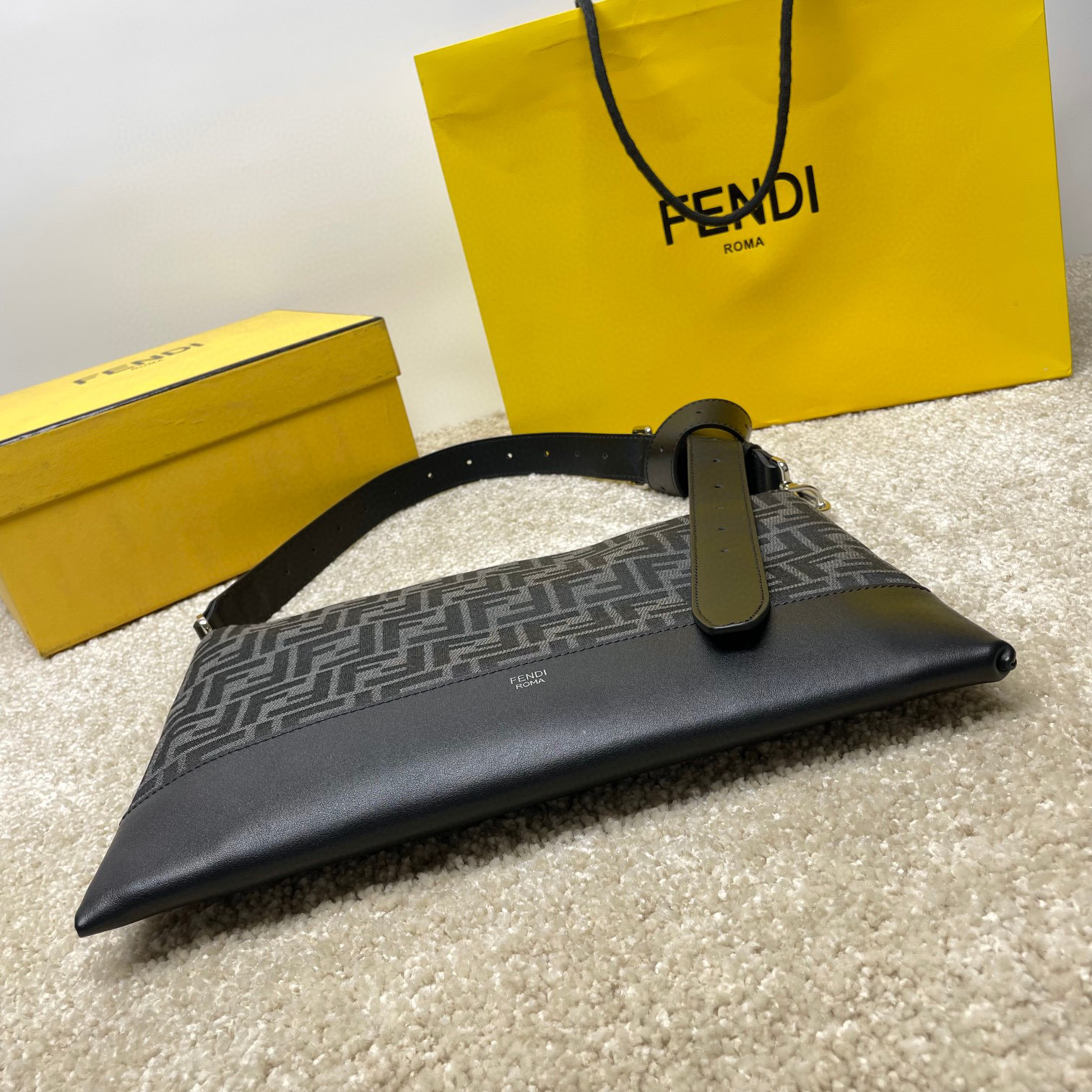 Fendi Einzelne Umhängetasche Größe: 34 * 22 * 5 cm