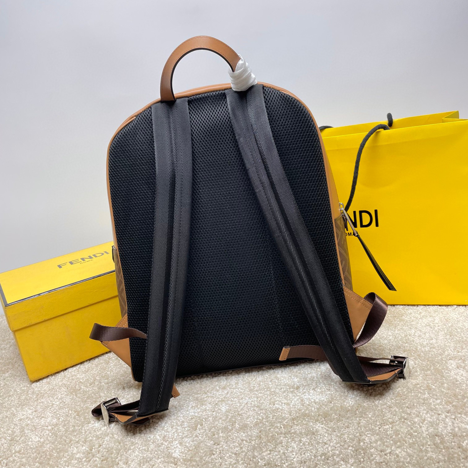 Borsa zaino Fendi Dimensioni: 33*14*44cm