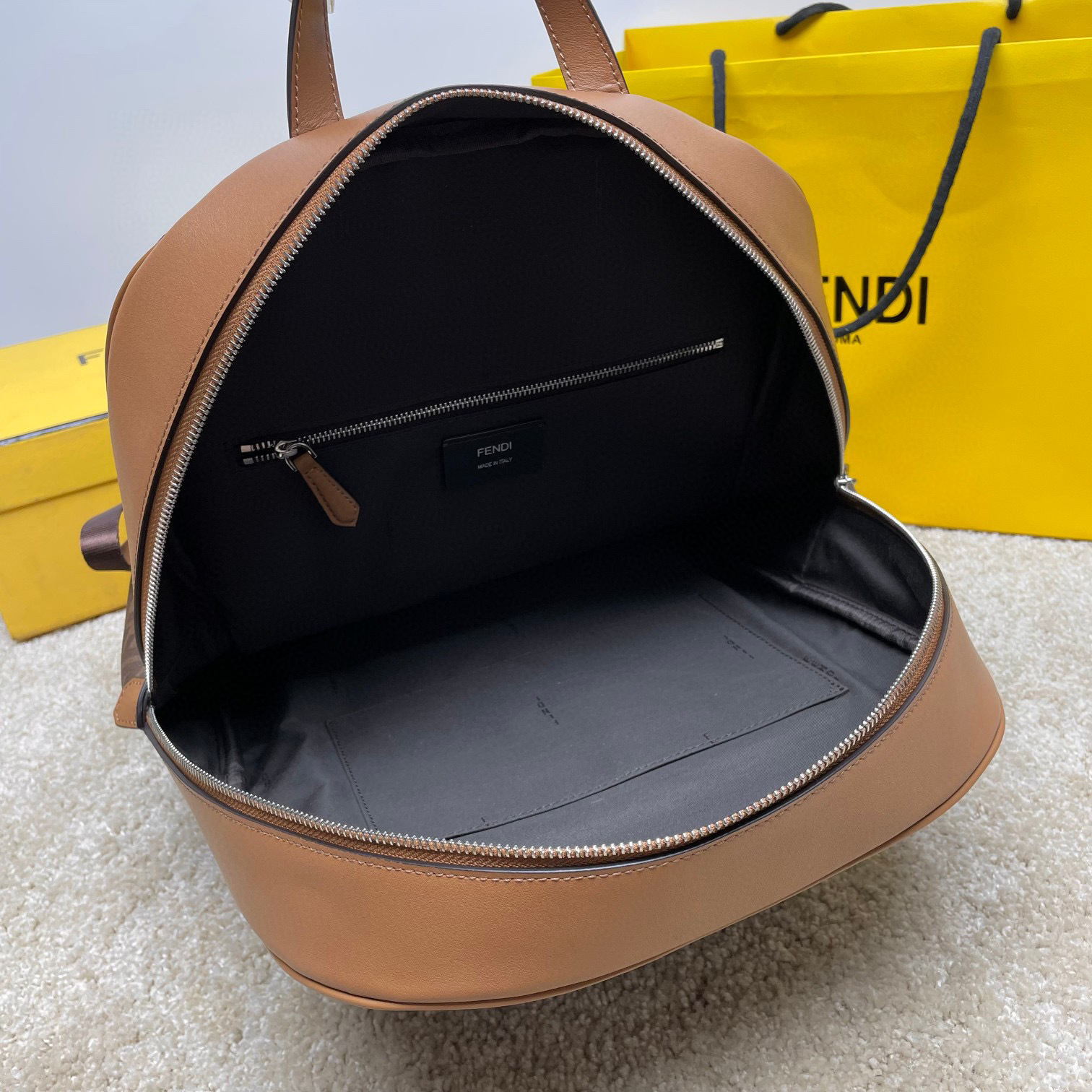 Borsa zaino Fendi Dimensioni: 33*14*44cm