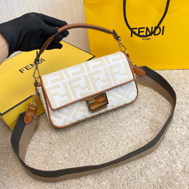 Saiz beg tangan Fendi：26*13*6sm