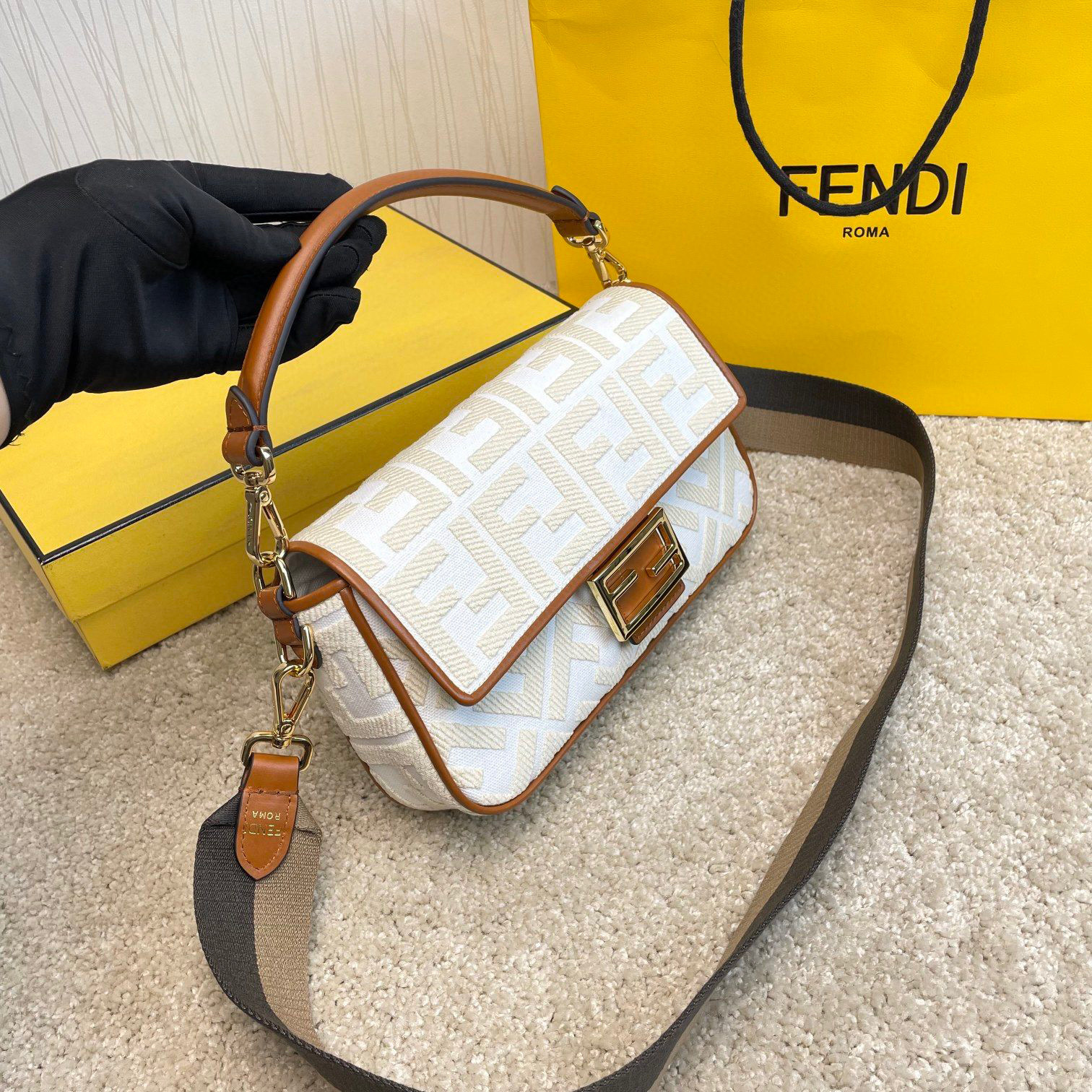 Saiz beg tangan Fendi：26*13*6sm