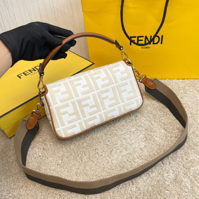 Saiz beg tangan Fendi：26*13*6sm