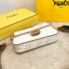 Saiz beg tangan Fendi：26*13*6sm