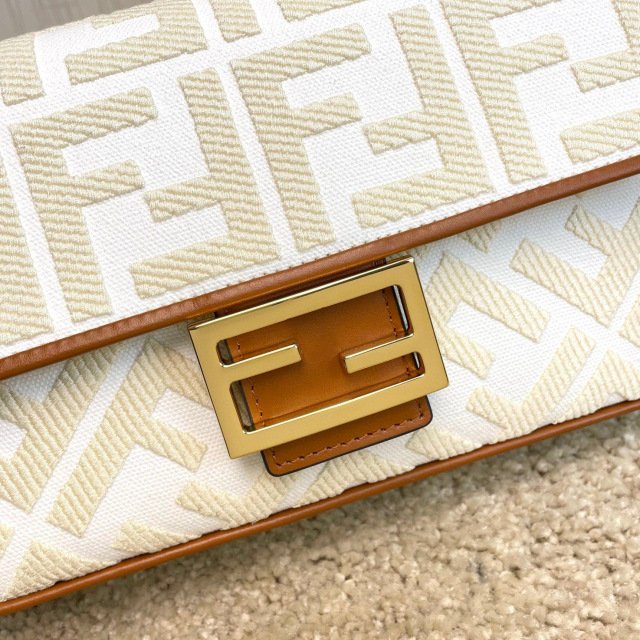 Saiz beg tangan Fendi：26*13*6sm