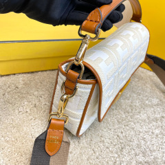 Saiz beg tangan Fendi：26*13*6sm