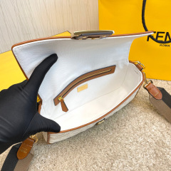 Saiz beg tangan Fendi：26*13*6sm
