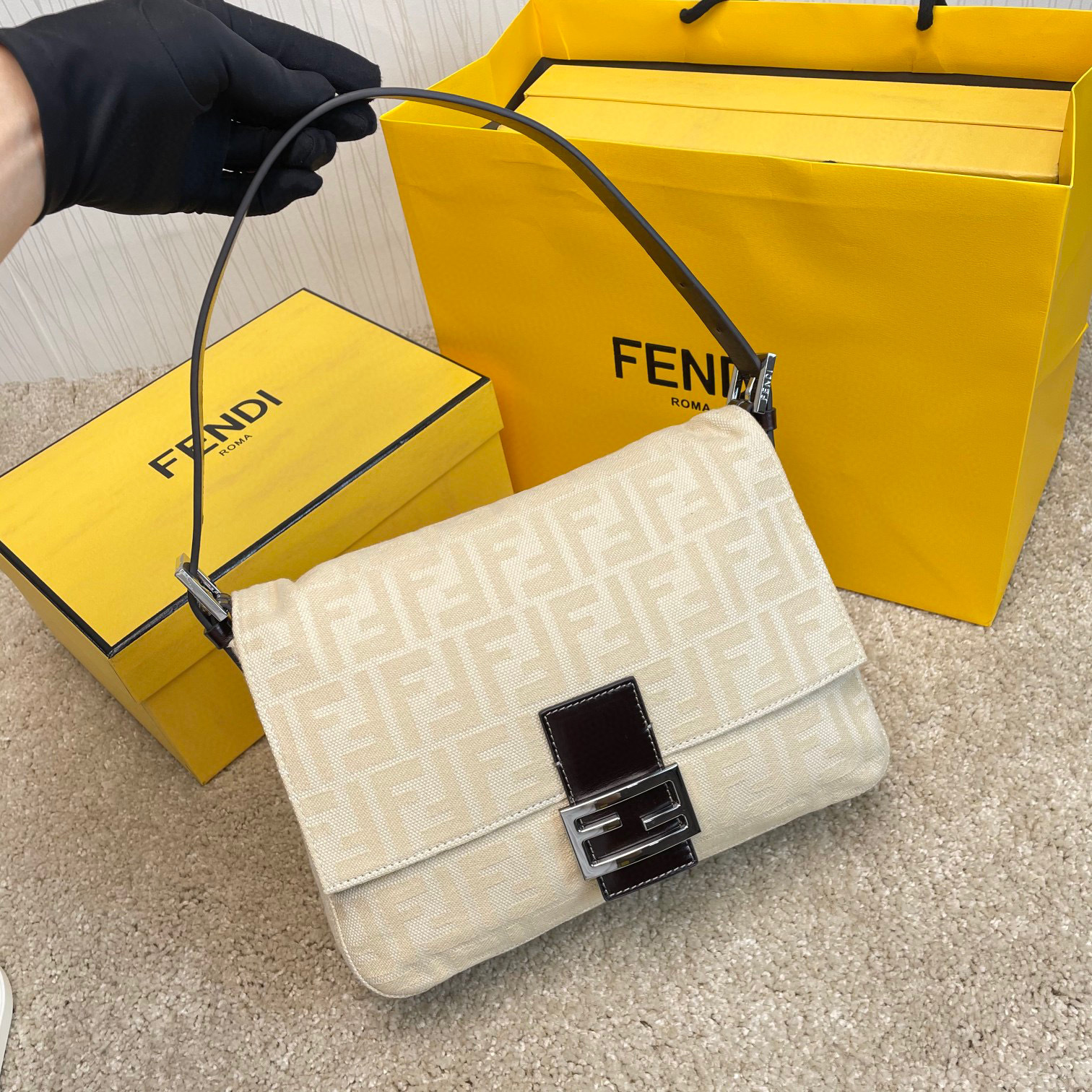 Fendi 手拿包 尺寸：29*10.5*21cm